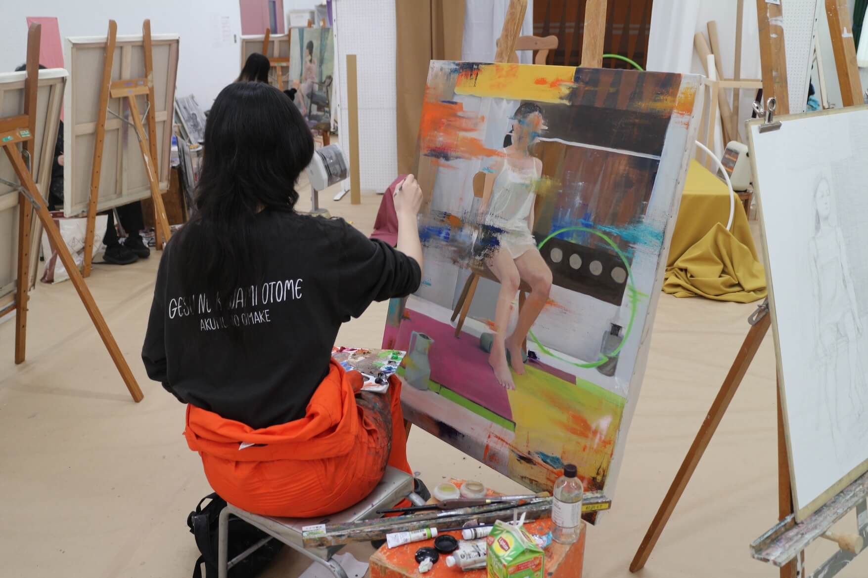 絵画基礎Ⅳ（人物コスチューム）授業風景1 イメージ