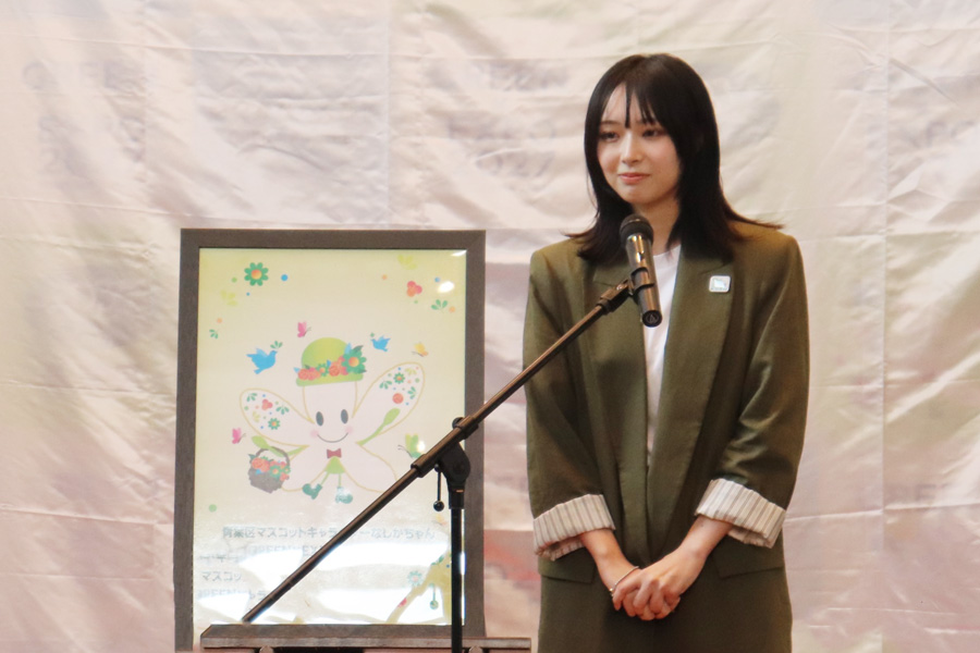 4年生山口 凜々花さんがデザインした「なしかちゃん2027年国際園芸博覧会PR版」がお披露目されました イメージ